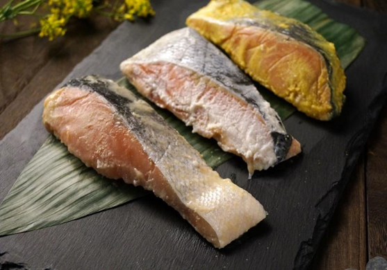 羅臼産 酒粕とお味噌で漬けた秋鮭の漬魚